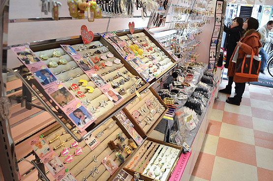 新大久保のお店でアイドルファッションや雑貨が買える｜新大久保フラッシュ｜新大久保・コリアンタウン情報ならWOW新大久保